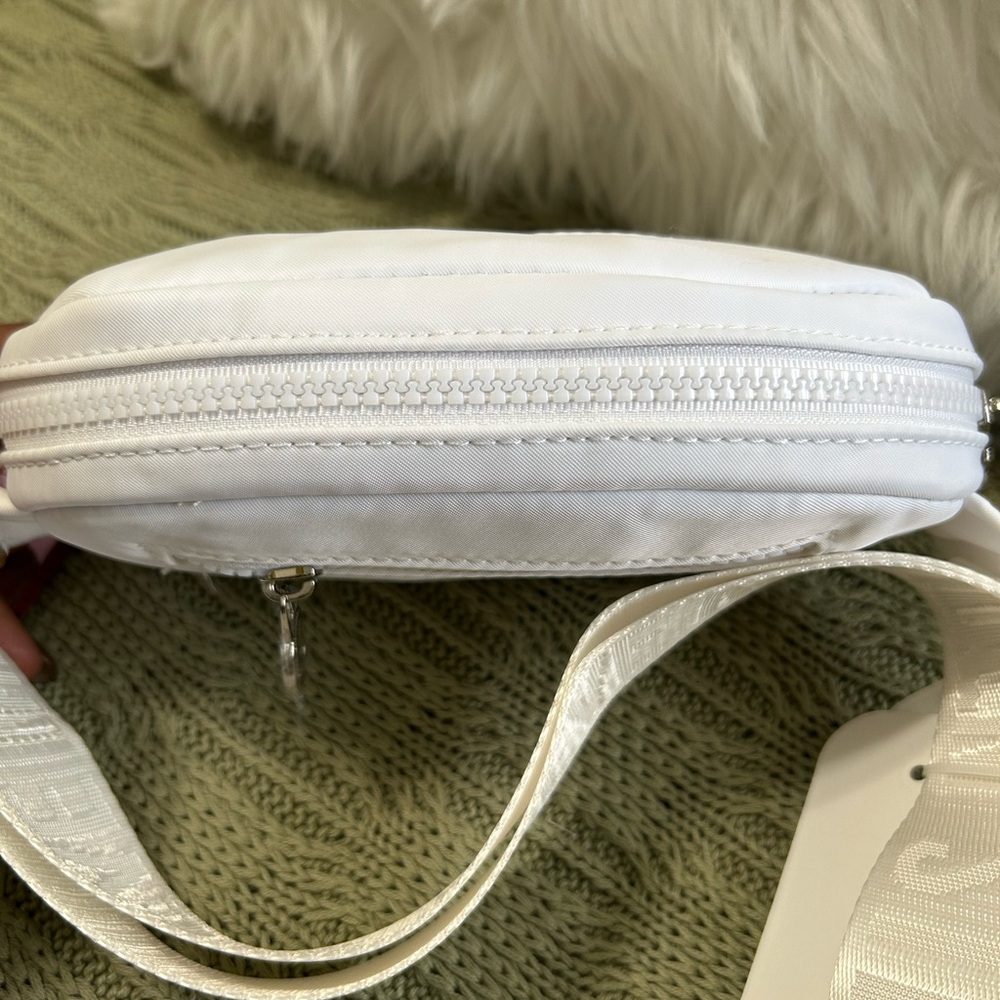Macy’s Steve Madden White Crossbody Belt Bag with Charm Keychain - Picture 7 of 10